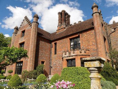Chenies Malikanesi, İlkbaharda, Chenies, Buckinghamshire, İngiltere ve İngiltere 'de listelenen Tudor İlkokulu binası.