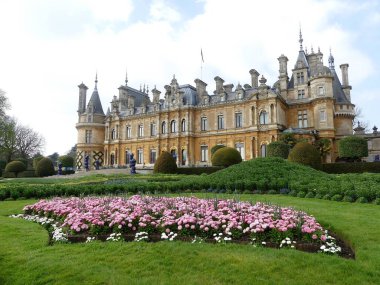 Waddesdon Malikanesi 1874 ve 1889 yılları arasında Baron Ferdinand de Rothschild için inşa edilmiş bir kır evi ve bahçesidir.