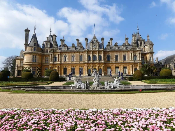 Waddesdon Malikanesi 1874 ve 1889 yılları arasında Baron Ferdinand de Rothschild için inşa edilmiş bir kır evi ve bahçesidir.