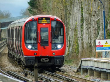S8 Stock Londra metro treni Chorleywood İstasyonu 'na Metropolitan Hattı' yla geliyor.