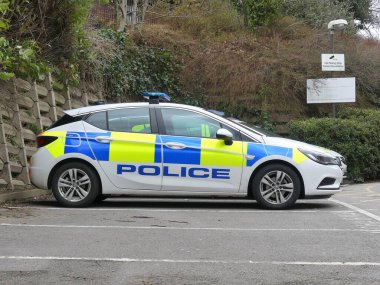 Rickmansworth Polis Merkezi, Three Rivers House, Northway, Rickmansworth 'un önüne park etmiş bir polis arabası.