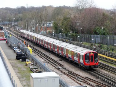 Londra metro treni Rickmansworth 'dan geçiyor.
