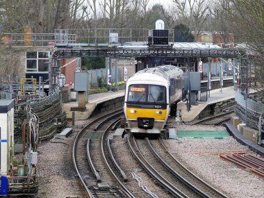 Chiltern Demiryolları treni Rickmansworth İstasyonu 'ndan ayrılıyor.