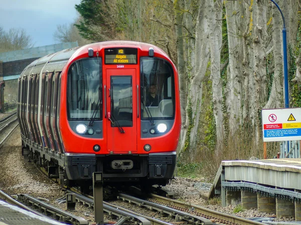 Stock London Tren Subterráneo Que Llega Estación Chorleywood Línea Metropolitana — Foto de Stock