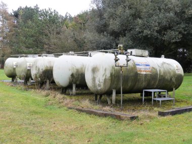 Çimenli alanda beş eski propan gazı tankı