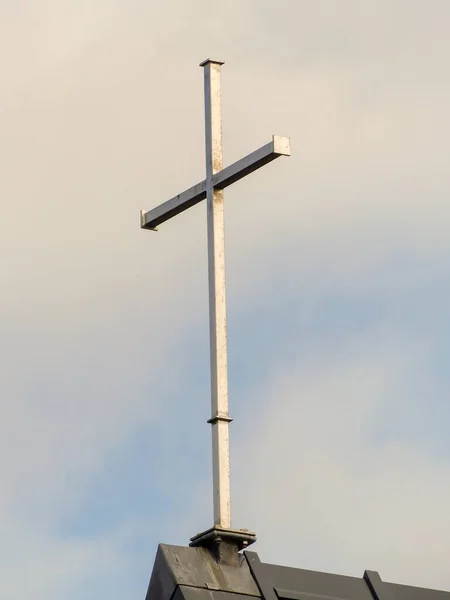 Cruz Aço Topo Telhado Igreja — Fotografia de Stock