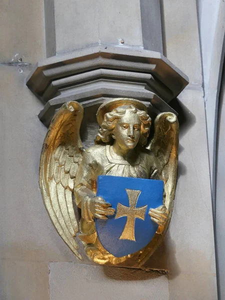 Церковна Стіна Золота Скульптура Ангела Тримає Ній Щит Хрестом — стокове фото