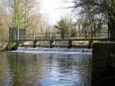 Weir on the River Colne, Rickmansworth Aquadrome, Hertfordshire, İngiltere
