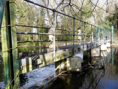 Weir on the River Colne, Rickmansworth Aquadrome, Hertfordshire, İngiltere