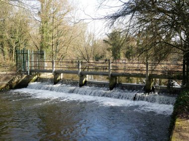 Weir on the River Colne, Rickmansworth Aquadrome, Hertfordshire, İngiltere