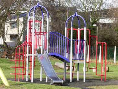 Kırmızı ve mavi metal oyun alanı tırmanma çerçevesi