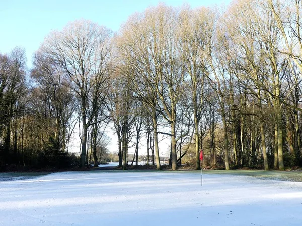 Kar, kırmızı bayrak ile kaplanmış golf sahası, Chorleywood Common, Hertfordshire, İngiltere, İngiltere