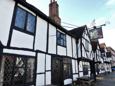 Eski Amersham 'daki Kings Arms Hotel' de Midsomer Cinayetleri ve Buckinghamshire, İngiltere 'deki Dört Düğün de dahil olmak üzere birçok TV programı ve filminde yer almıştır.