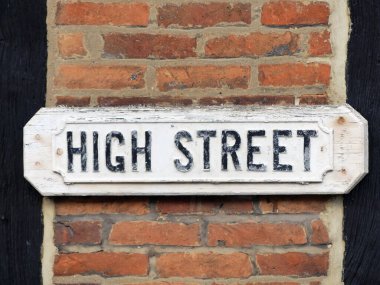Geleneksel High Street tabelası tuğla duvara ahşap kirişlerle tutturulmuş