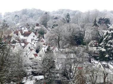 Kışın İngiltere 'nin Hertfordshire, Chorleywood köyünün çatısına bakın.