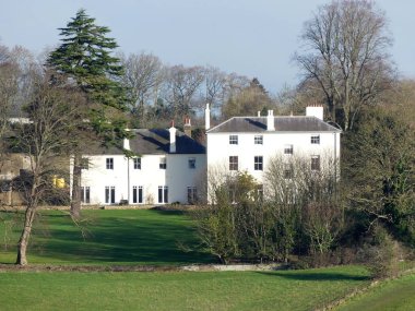 Goldingtons, Church End, Sarratt, Hertfordshire, İngiltere. İngiliz romantik komedisi Dört Nikah ve Bir Cenaze için ilk düğün yeri.