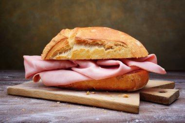 Tahta üzerinde İtalyan Mortadella sandviçi.