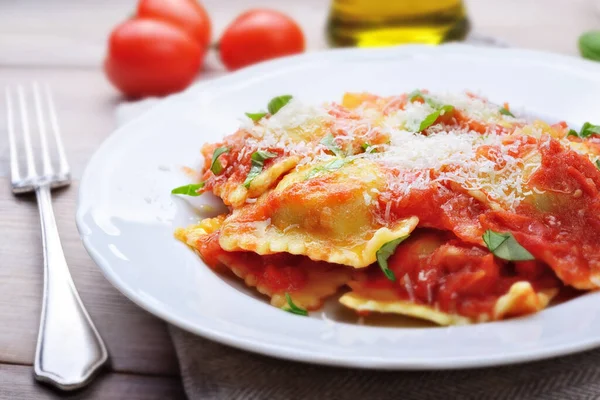 Domates soslu ve parmesanlı ıspanak ve ricotta ravioli..