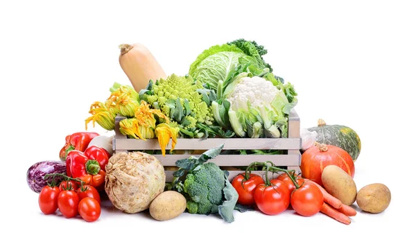 Verduras Frescas Caja Madera Aisladas Sobre Fondo Blanco —  Fotos de Stock