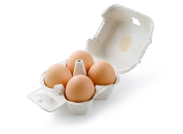 Yumurta kabı ve beyaz arka planda dört tam tavuk yumurtası..