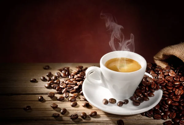 エスプレッソ 古い木の上でコーヒーとコーヒー豆のカップを蒸し — ストック写真