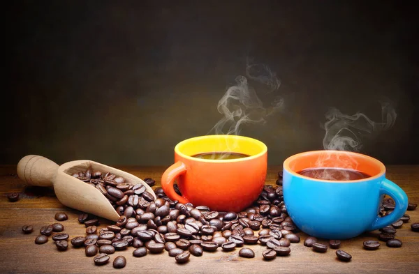 Dwa Kolorowe Kubki Espresso Ziarna Kawy — Zdjęcie stockowe