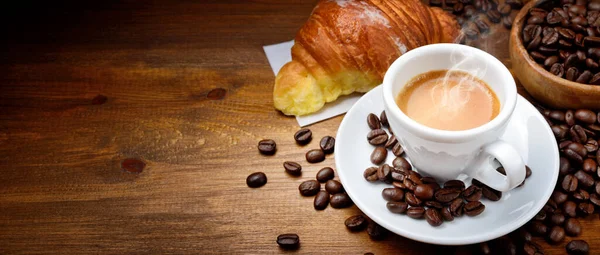 Espresso Croissant Com Grãos Café Fundo Madeira Espaço Cópia — Fotografia de Stock