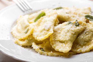 Ricotta ve parmesan, adaçayı ve tereyağı soslu ıspanaklı ravioli..