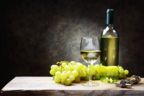 Vino Blanco Con Racimos Uvas Sobre Mesa Vieja Espacio Para — Foto de Stock