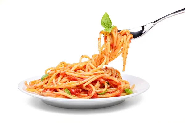 Beyaz arka planda domates ve fesleğenli spagetti..