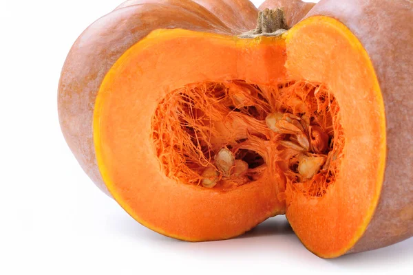 Balkabağı içi açık kesilmiş ve tohumlar beyaz arkaplanda açıkça görülüyor..