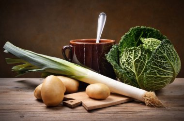 Savoy lahana patates çorbası için gerekli malzemeler eski usul ahşap masada..