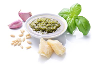 Beyaz arka planda izole edilmiş Ceneviz pesto sosu.