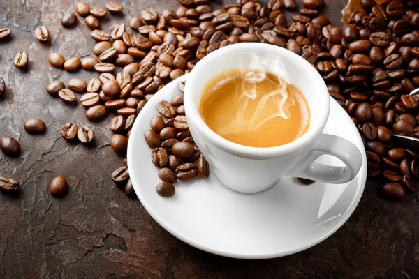 Filiżanka Espresso Ziarna Kawy Brązowym Tle Gipsu — Zdjęcie stockowe