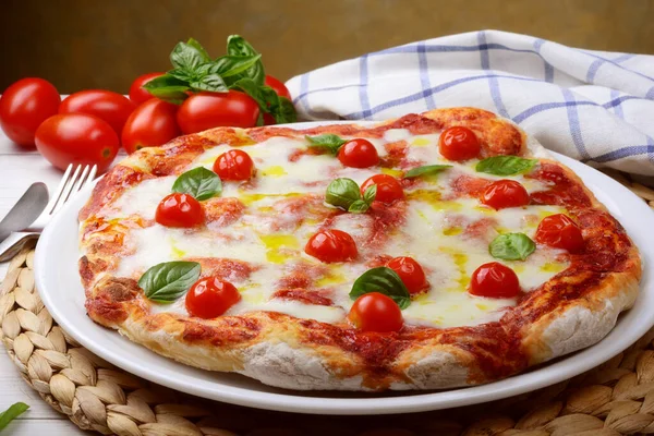 Pizza Con Mozzarella Pomodorini Basilico Fondo Bianco Legno — Foto Stock