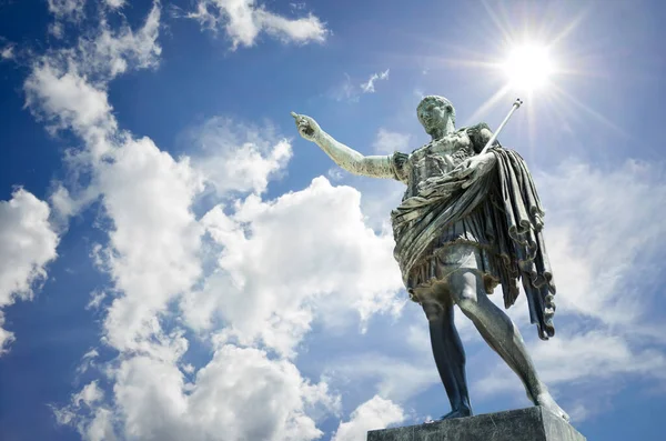 İmparator Augusto 'nun bronz heykeli, Gaius Iulius Caesar Octavianus Augustus, Roma, İtalya, Avrupa.   