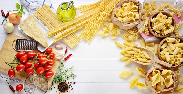 Rohe Italienische Pasta Mit Parmesan Tomaten Nativem Olivenöl Extra Und — Stockfoto