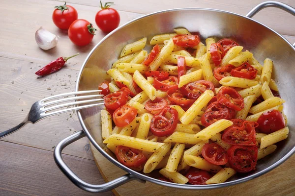 Çeri domatesli makarna, sarımsak, yağ ve biber..