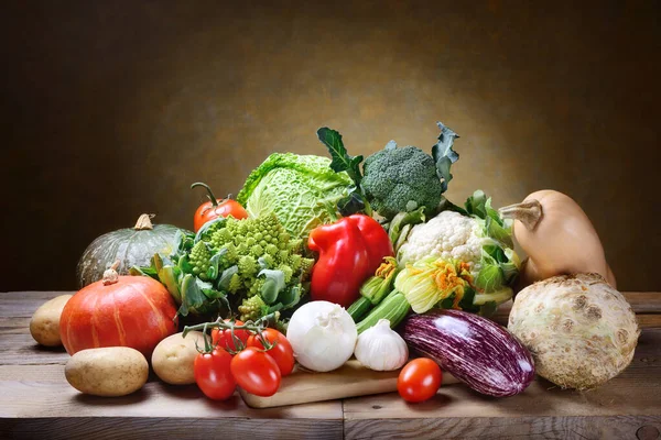 Surtido Verduras Frescas Vieja Mesa Madera Naturaleza Muerta Espacio Para —  Fotos de Stock