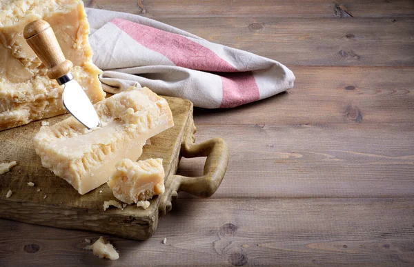 Pamigiano Queso Parmesano Grana Con Tabla Cortar Cuchillo Sobre Fondo — Foto de Stock