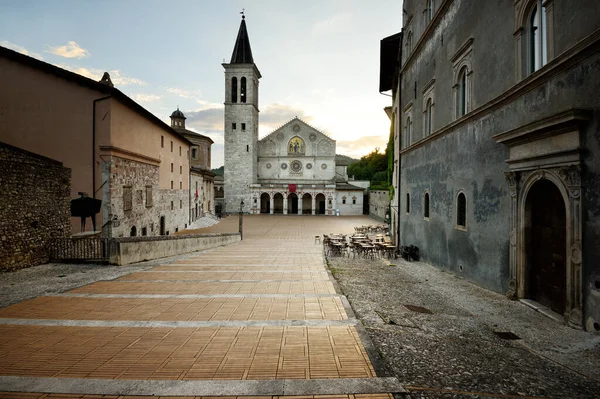 Duomo di Spoleto. Şafakta Spoleto Katedrali, Umbria, İtalya, Avrupa.