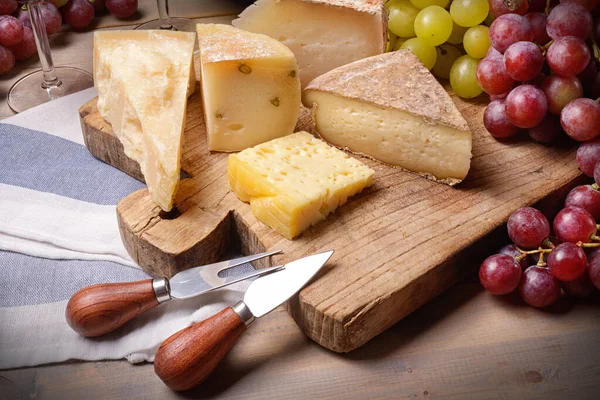 Placa Queijo Com Uvas Mesa Madeira — Fotografia de Stock