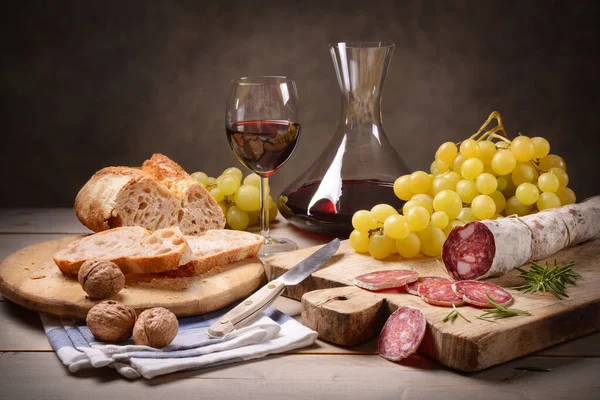 Salame Pão Uvas Vinho Tinto Ambiente Rústico — Fotografia de Stock