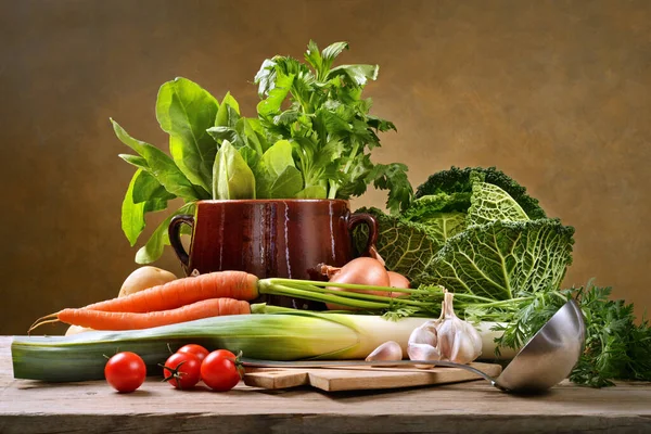 Surtido Verduras Frescas Con Tabla Cortar Cucharón Olla Cocción Vieja —  Fotos de Stock