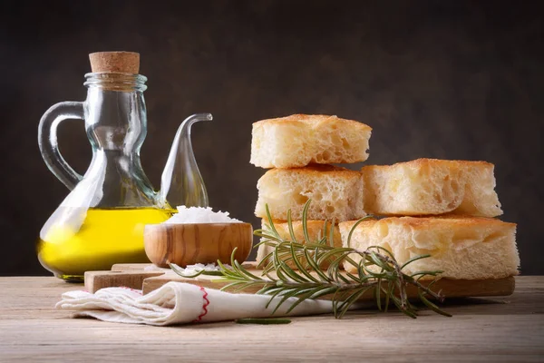 Focaccia Genovesa Ambiente Rústico Con Sal Romero Aceite Oliva Virgen — Foto de Stock