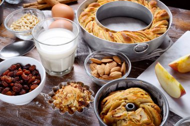 Pişmiş tatlılar, elmalı çörekler, kekler, hamur işleri ve malzemeler mutfak atölyesinde..