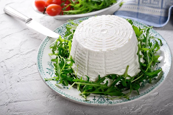 Queijo Ricota Com Rúcula Tomate Sobre Fundo Gesso Branco — Fotografia de Stock