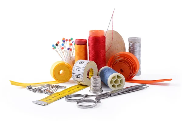 Beyaz arkaplanda izole edilmiş dikiş araçları ve malzemeler.