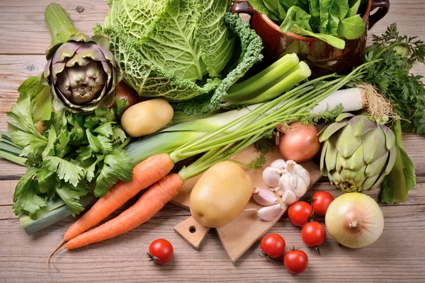 Surtido Verduras Frescas Con Tabla Cortar Mesa Madera Vista Superior —  Fotos de Stock