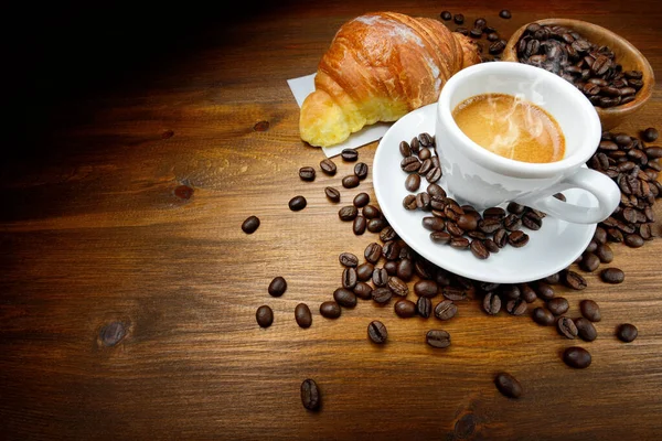 Espresso Croissant Ziaren Kawy Drewnianym Tle Widok Góry Przestrzeń Kopiowania — Zdjęcie stockowe